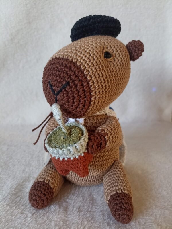 Capybara uruguayo con boina mate y bandera